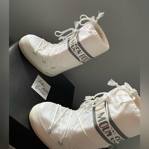 MOON BOOTS 
Size EU 35/38 
        US Women’s 3,5/6
Color: White
Worn once